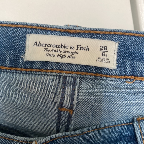 Abercrombie and Fitch- The ankle straight ultra high rise jeans - Picture 2 of 3